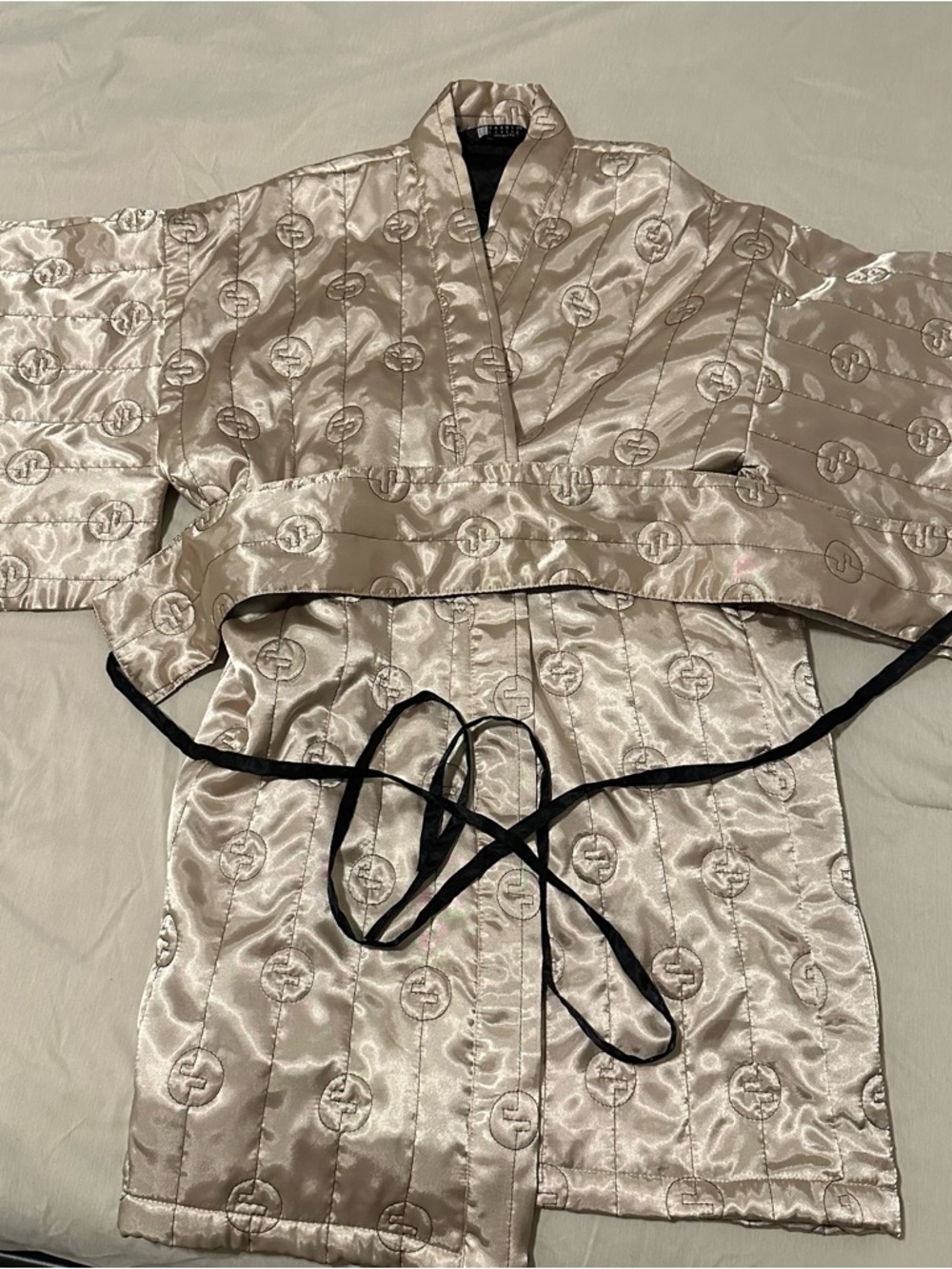 CLOSET SALE 🛍️
Carole Little Quilted Satin Robe in Champagne with Black Trim